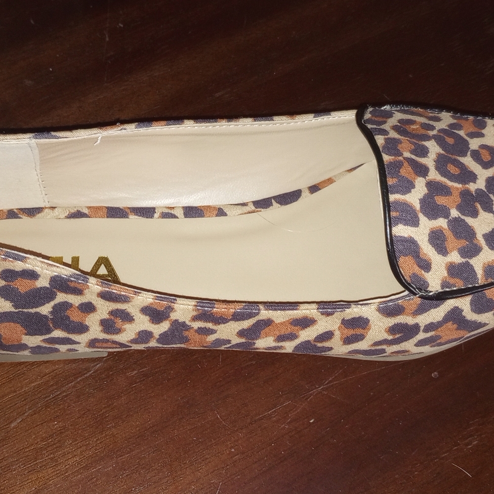 Mia Women's Leopard Pointed Flats